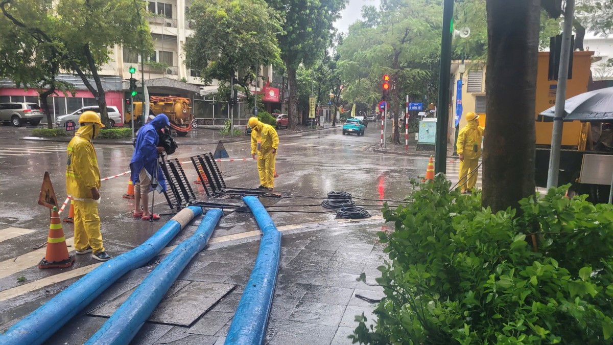 Hà Nội: Khắc phục tình trạng cây xanh gãy đổ, ứng trực sớm tại các điểm ngập úng trước khi bão số 3 đổ bộ