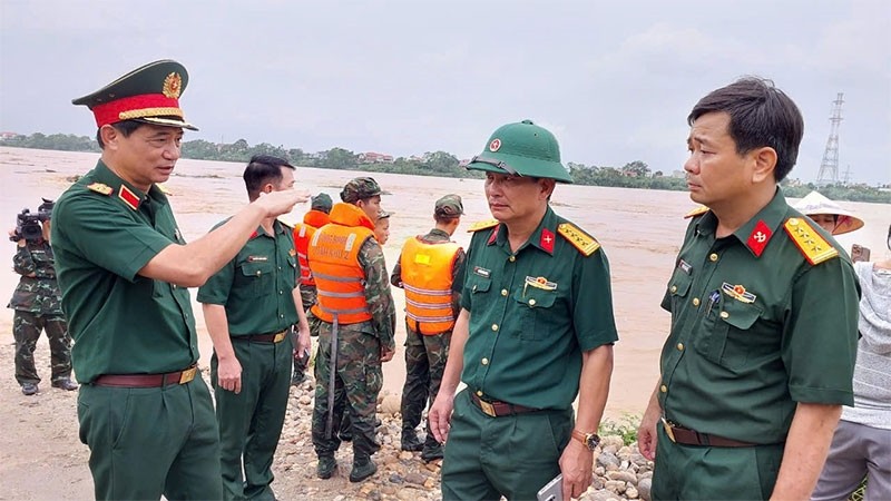 Lực lượng quân đội đã triển khai phương tiện tìm kiếm, cứu nạn vụ sập cầu Phong Châu