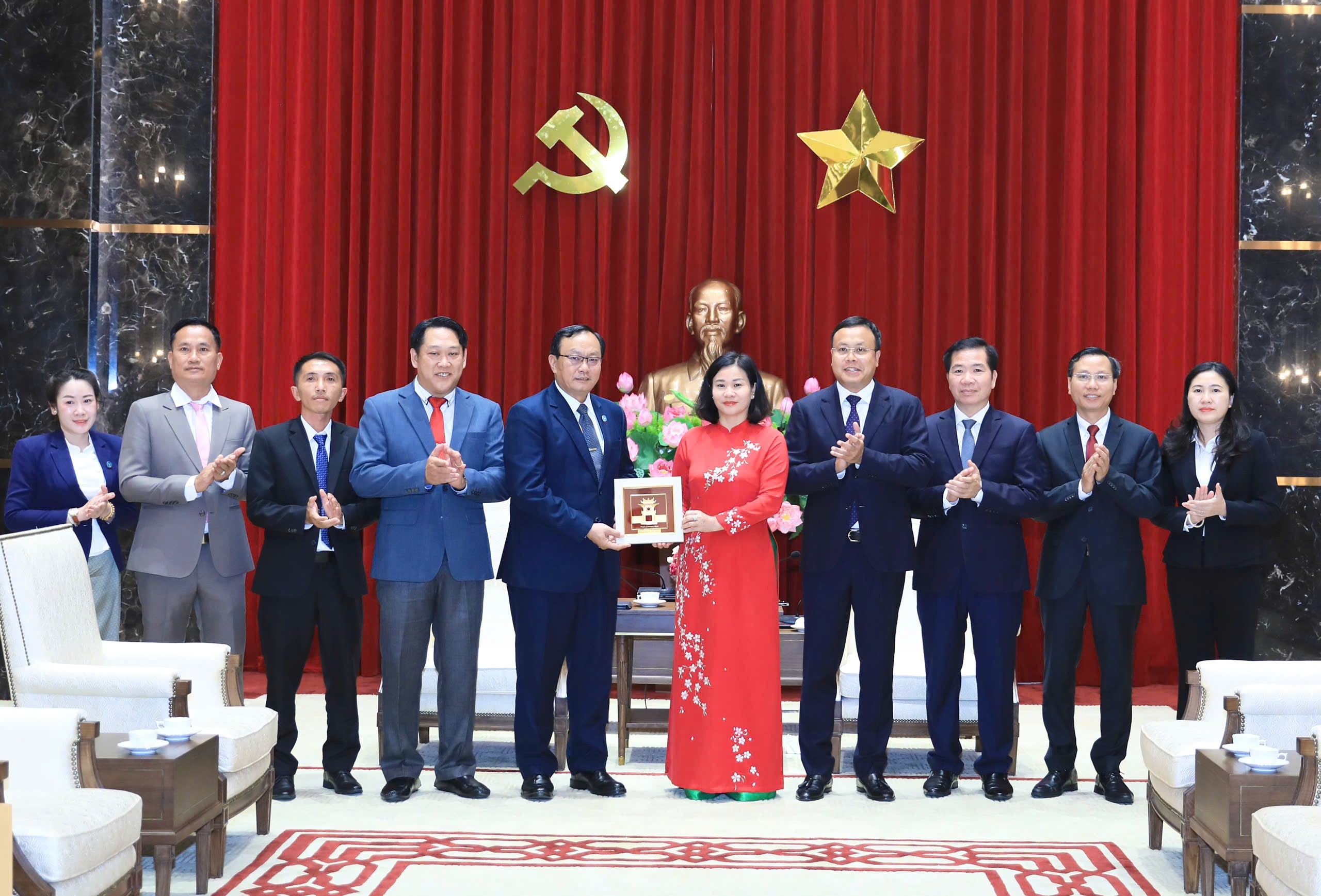 Phó Bí thư Thường trực Thành ủy Hà Nội tiếp Đoàn đại biểu Liên hiệp Công đoàn Thủ đô Viêng Chăn