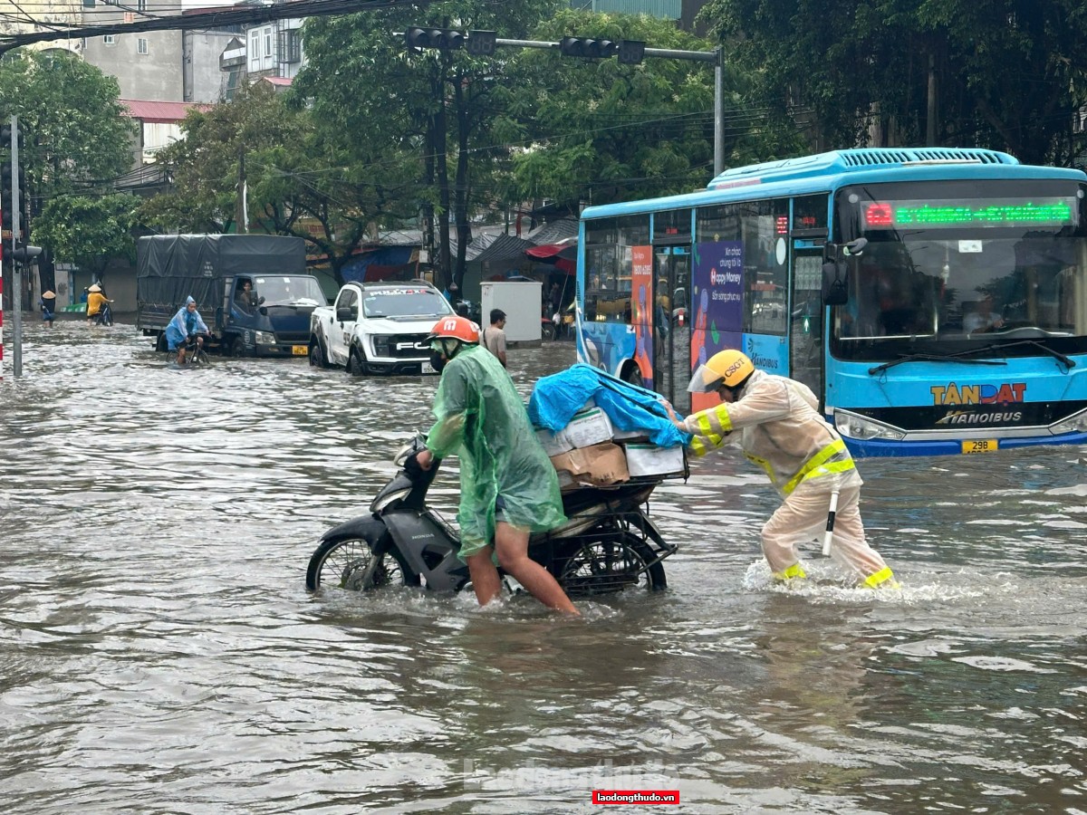 Tin bão mới nhất: Bão số 4 gió giật cấp 10 áp sát vùng biển Đà Nẵng, gây mưa đợt mưa rất lớn