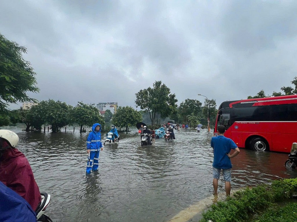 Hà Nội: Thanh tra giao thông huy động phương tiện đưa người dân qua các điểm úng ngập sâu