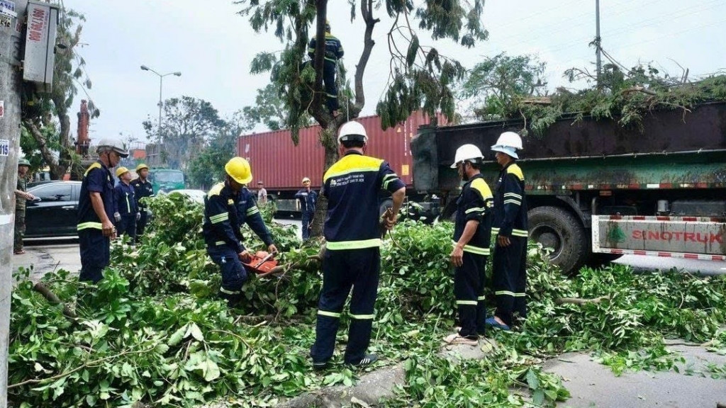 Đoàn viên Công đoàn Thành phố Hồ Chí Minh hỗ trợ Hà Nội, Hải Phòng khắc phục hậu quả bão số 3