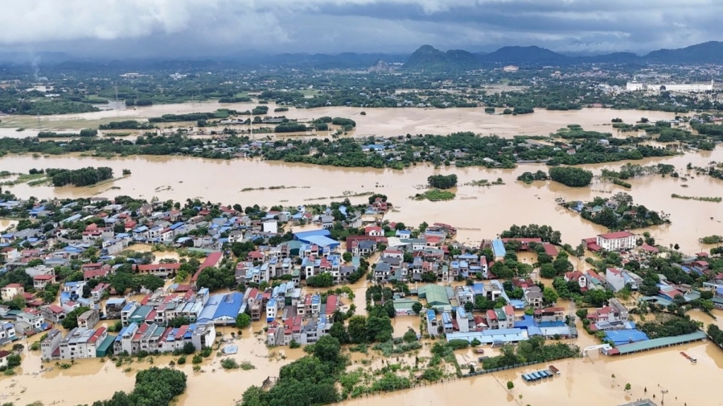 Triển khai phương tiện, kể cả trực thăng để vận chuyển lương thực cho người dân vùng lũ