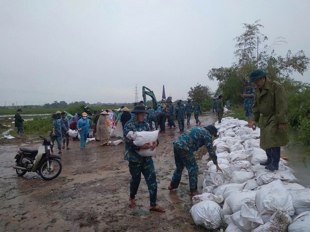 Thanh Trì: Lực lượng cơ động và nhân dân căng mình đắp đê ngăn lũ