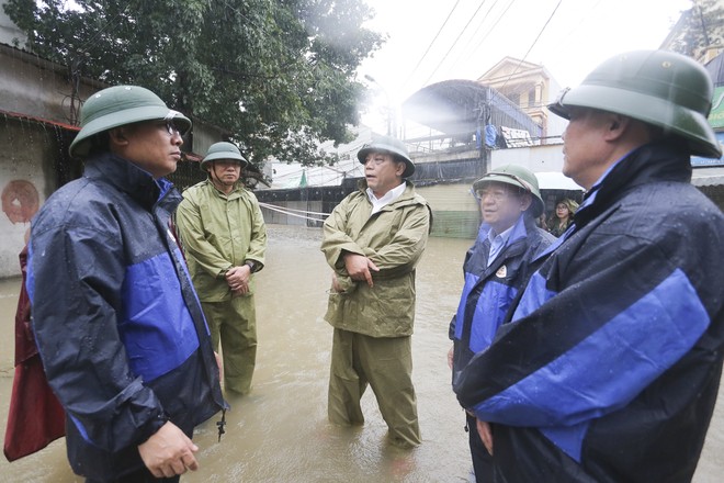 Trung tướng Nguyễn Hải Trung trao đổi với chính quyền địa phương về công tác hỗ trợ, giúp đỡ nhân dân di dời tài sản, vận động người dân di chuyển ra khỏi khu vực nguy hiểm