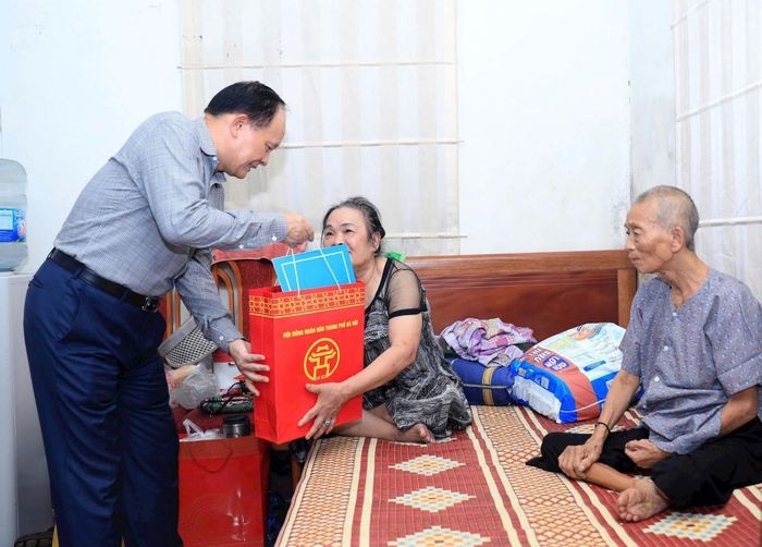 Chủ tịch HĐND Thành phố Nguyễn Ngọc Tuấn kiểm tra công tác chống lũ tại quận Hoàn Kiếm