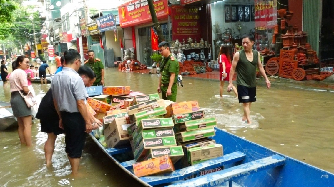 Huyện Mỹ Đức hỗ trợ thuyền cho vùng lũ huyện Gia Lâm