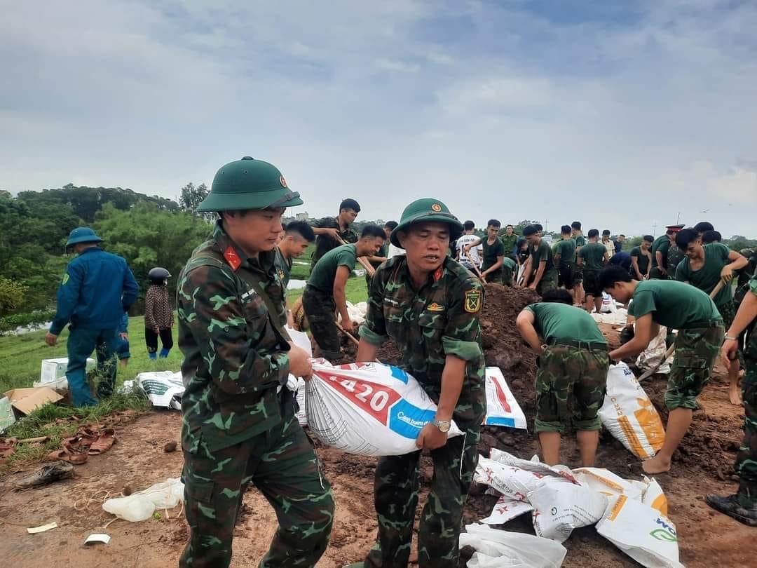 Cán bộ, học viên Trường Sĩ quan Lục quân 1 chung tay gia cố đê tại Sơn Tây