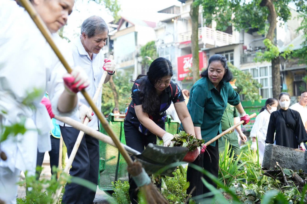 Bí thư Thành ủy Hà Nội tham gia Lễ Phát động toàn dân tham gia tổng vệ sinh môi trường sau cơn bão số 3