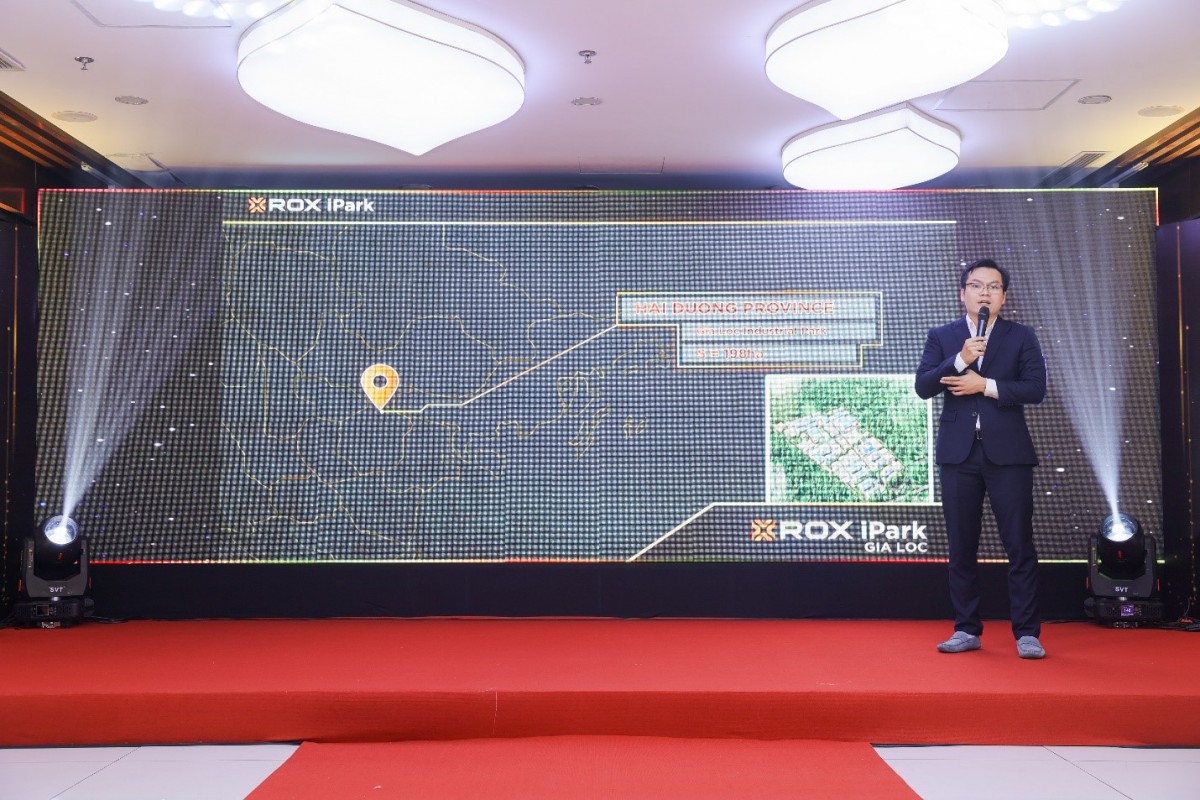 Đại diện ROX iPark giới thiệu về KCN Gia Lộc trong sự kiện ROX iPark Night - Connecting The Dots.