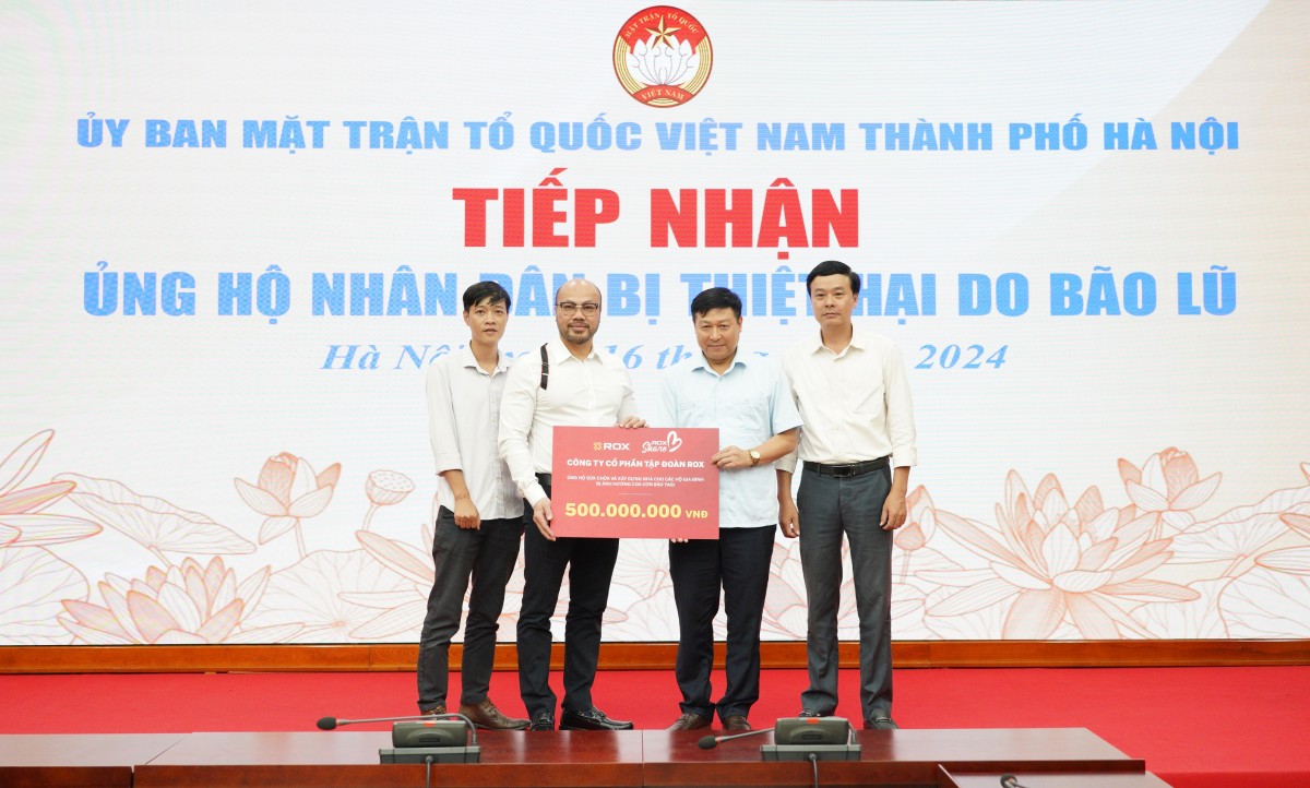 Đại diện Tập đoàn ROX trao số tiền ủng hộ tới đại diện UBMTTQ thành phố Hà Nội