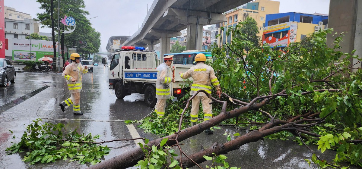 Cảnh sát giao thông Hà Nội chung tay sẻ chia, ủng hộ đồng bào bị thiệt hại do cơn bão số 3