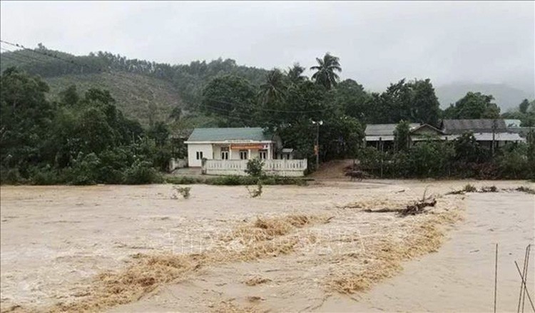 Trung Bộ mưa to, lũ trên các sông lên nhanh