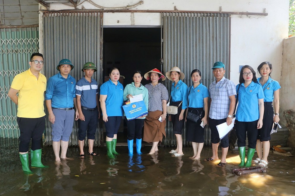 LĐLĐ quận Hoàng Mai thăm, tặng quà nhân dân bị ngập lụt tại Sơn Tây