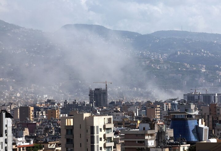 Khói bốc lên sau khi Israel tấn công thủ đô Lebanon.