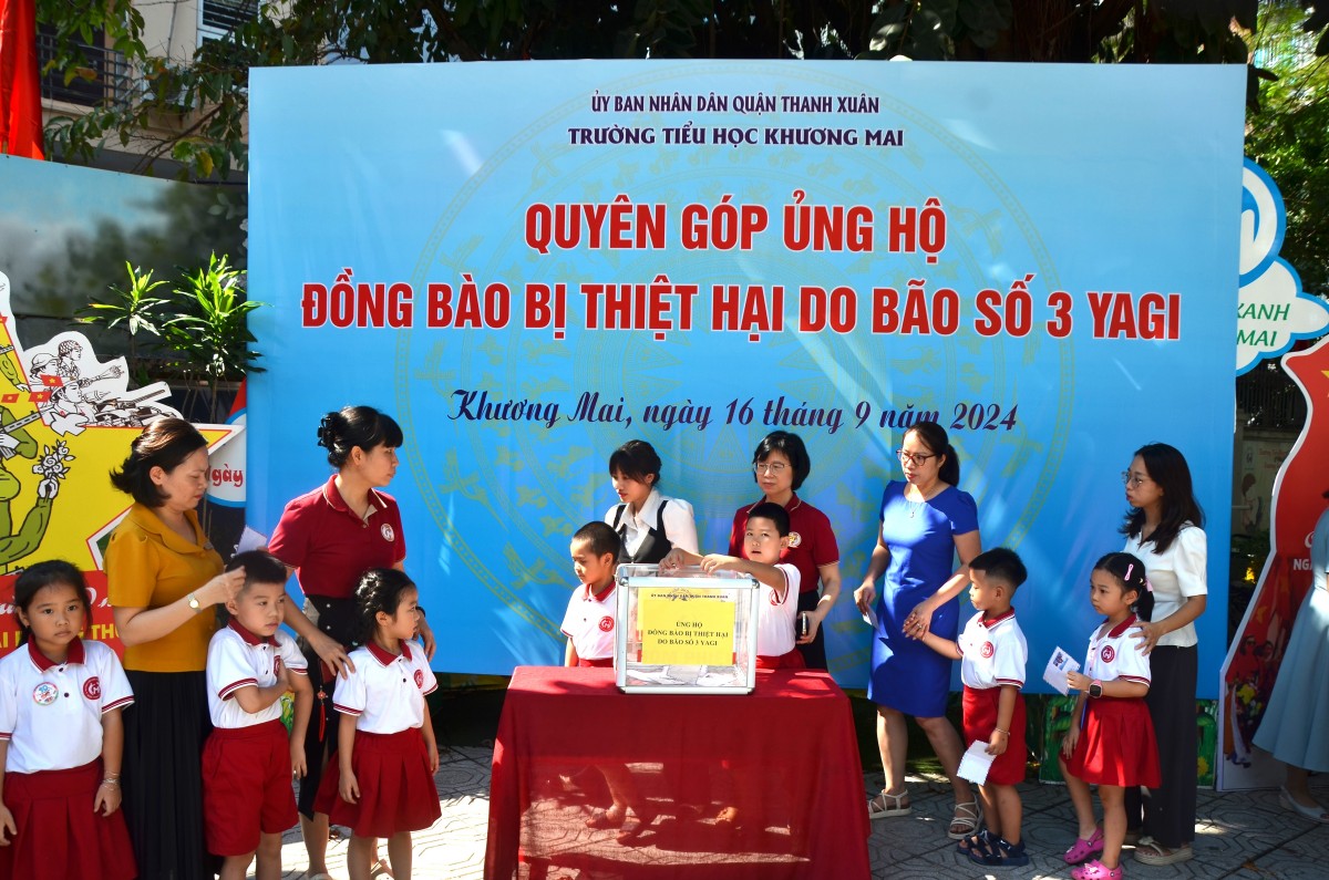 Công đoàn Trường Tiểu học Khương Mai chung tay ủng hộ đồng bào bị bão lũ