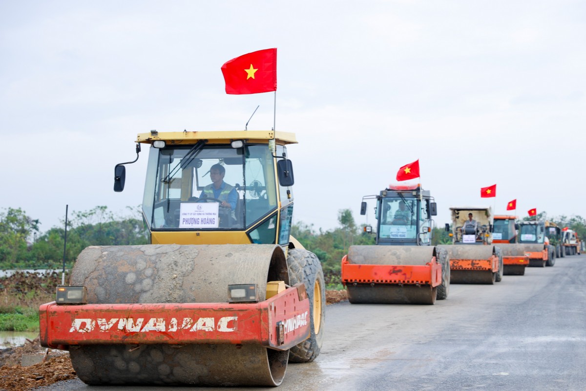 Thủ tướng: Đẩy nhanh tiến độ Dự án đường Vành đai 4; nhà ở xã hội phải có hệ thống an sinh