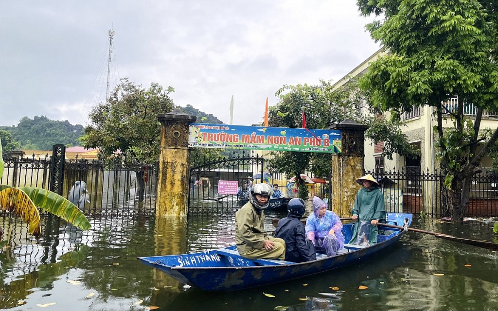 Đoàn cứu trợ phải di chuyển bằng thuyền mới có thể vào trường