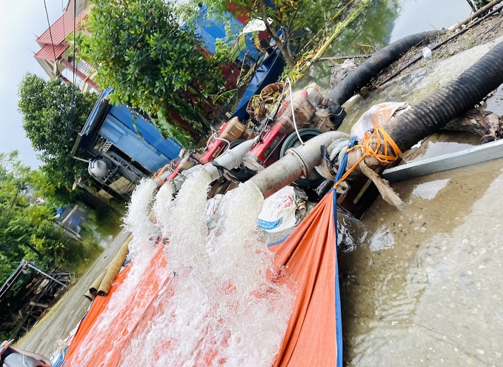 Chính quyền địa phương đang ngày đêm nỗ lực trong việc xử lý bơm nước tối đa hết công suất