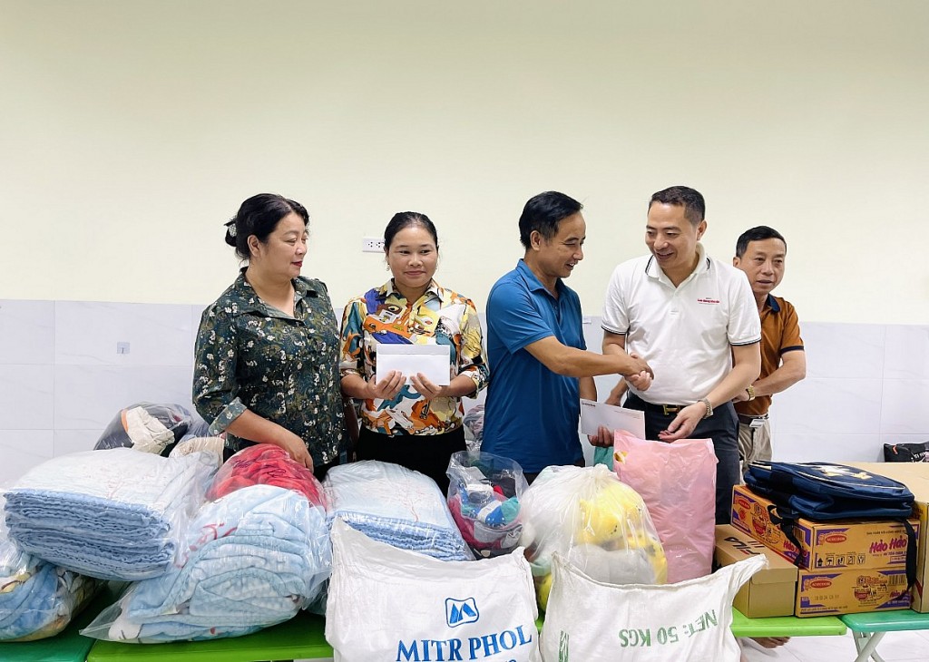 Cô giáo Đinh Thị Thuyết, hiệu trưởng trường Mầm non An Phú B và thầy giáo Hồ Phong Vũ, hiệu trưởng Trường tiểu học An Phú nhận quà hỗ trợ từ Báo game bài uy tín
 Thủ đô và các nhà hảo tâm