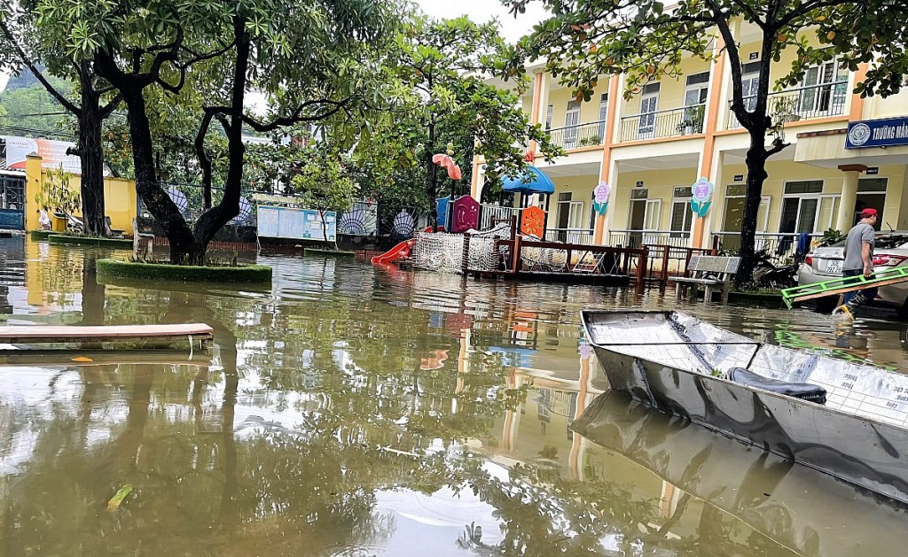 Tại điểm trường Tiểu học Hợp Tiến B, nước đã rút nhiều so với ngày hôm trước, tuy nhiên việc đi lại vẫn hết sức khó khăn