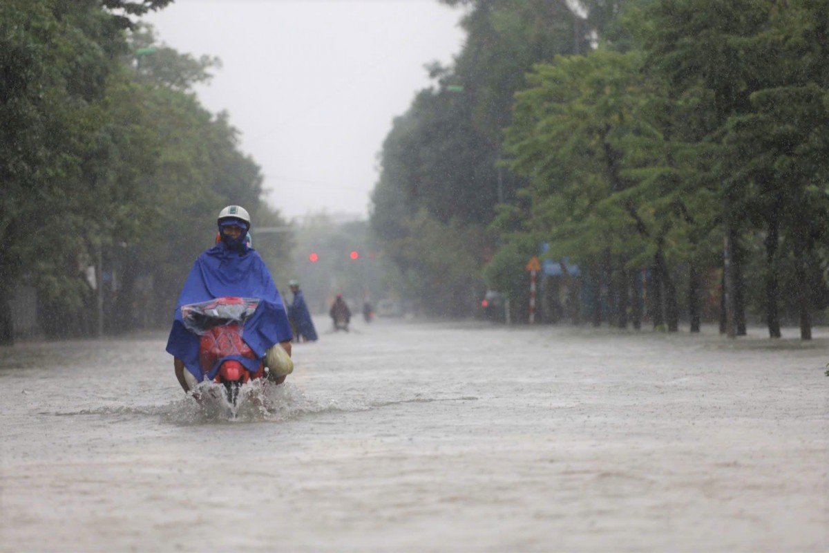 Thành phố Vinh nhiều phương tiện chết máy do mưa to, ngập sâu