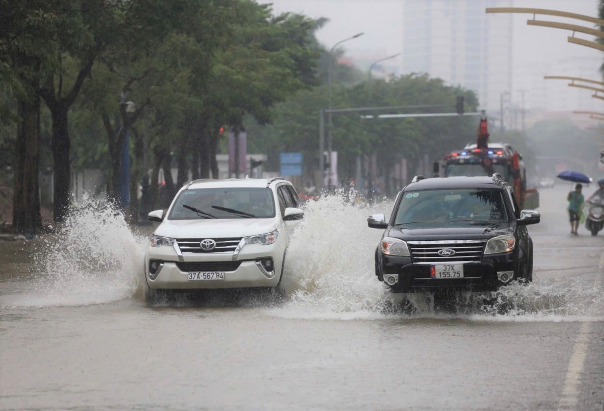 Thành phố Vinh nhiều phương tiện chết máy do mưa to, ngập sâu