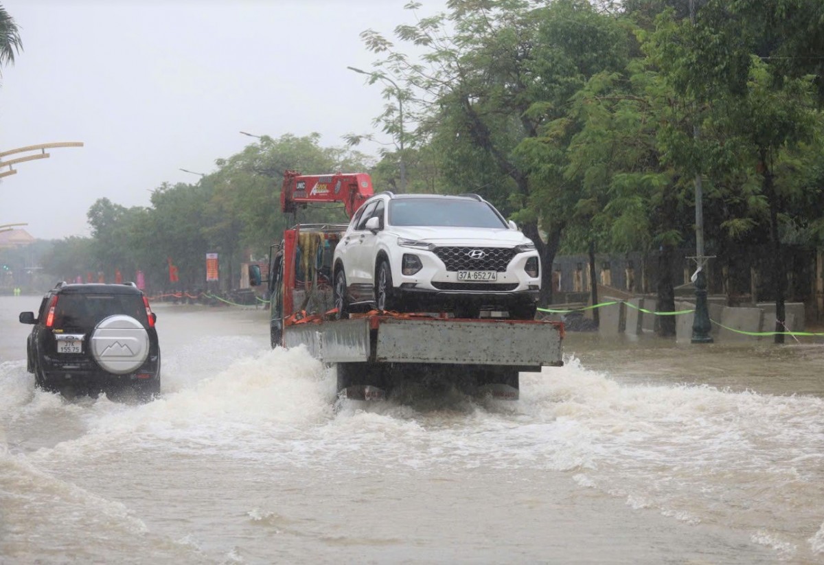 Thành phố Vinh nhiều phương tiện chết máy do mưa to, ngập sâu