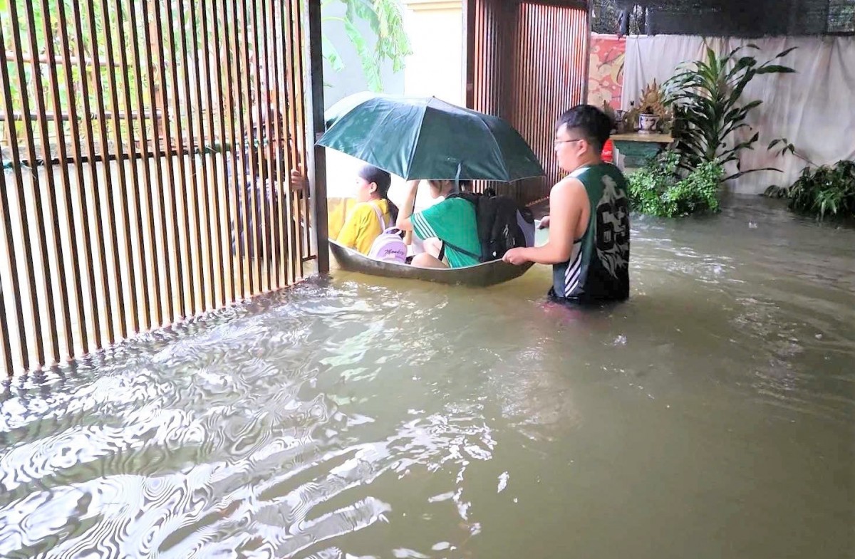 Thành phố Vinh nhiều phương tiện chết máy do mưa to, ngập sâu