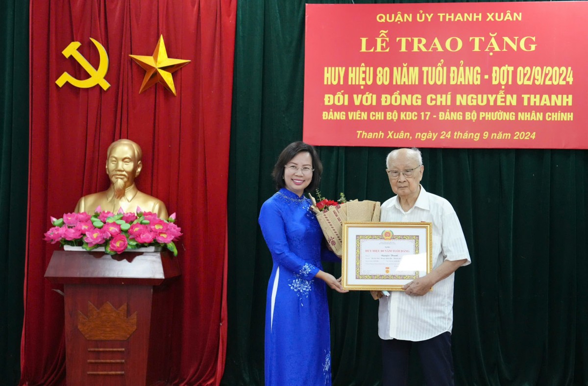 Quận ủy Thanh Xuân trao Huy hiệu 80 năm tuổi Đảng tặng đảng viên lão thành Nguyễn Thanh