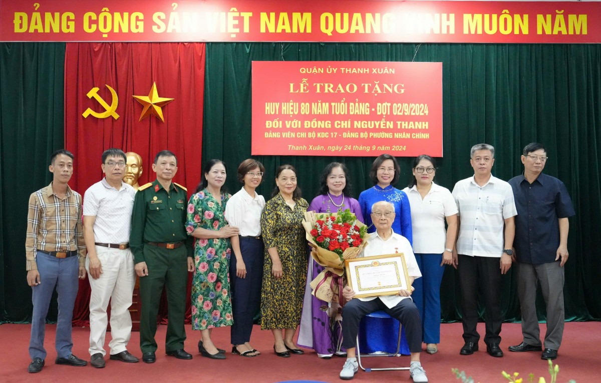 Quận ủy Thanh Xuân trao Huy hiệu 80 năm tuổi Đảng tặng đảng viên lão thành Nguyễn Thanh