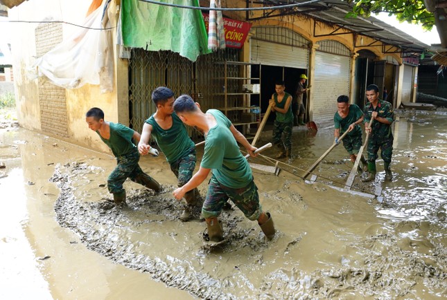 Hỗ trợ người d&acirc;n khắc phục hậu quả sau b&atilde;o lũ, kh&ocirc;i phục cuộc sống ảnh 8