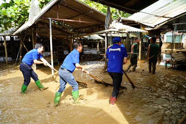 Hỗ trợ người d&acirc;n khắc phục hậu quả sau b&atilde;o lũ, kh&ocirc;i phục cuộc sống ảnh 10