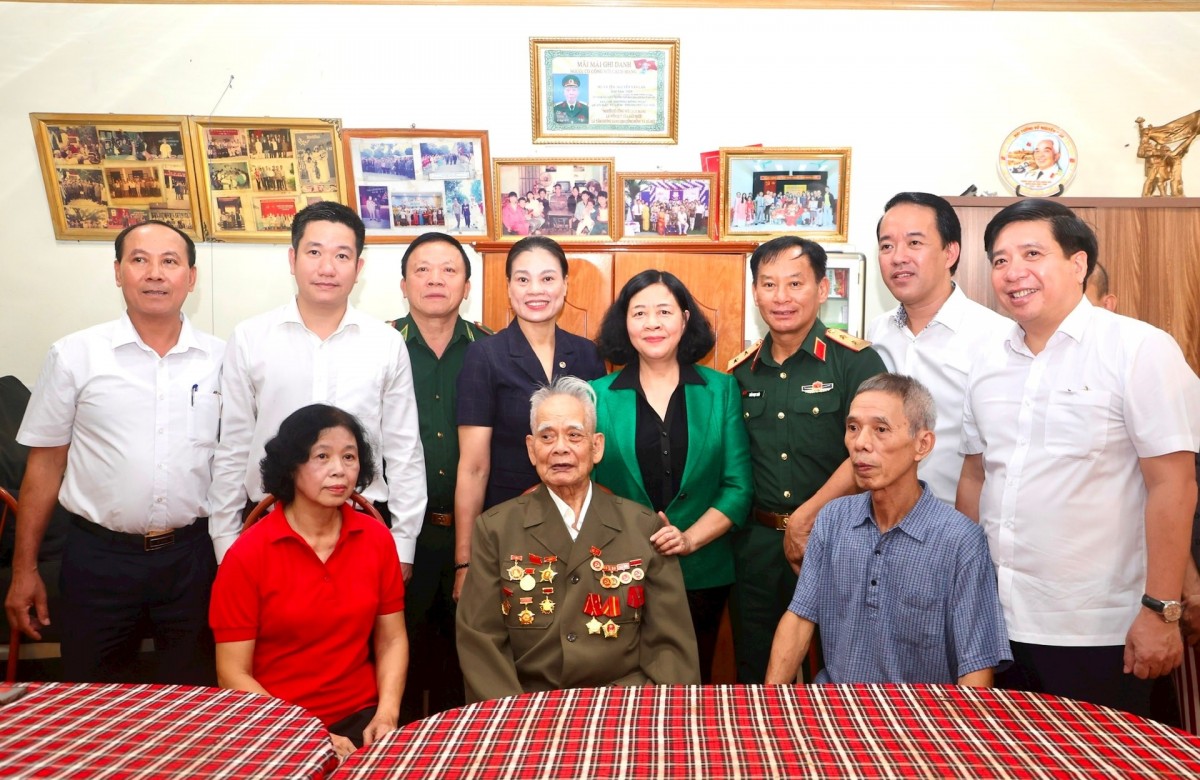 Bí thư Thành ủy Bùi Thị Minh Hoài thăm, tặng quà gia đình chính sách