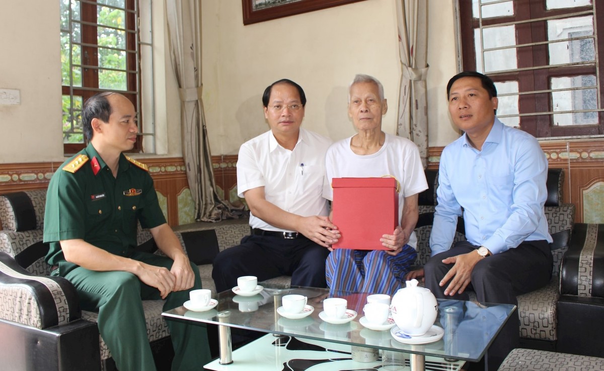 Trưởng ban Tuyên giáo Thành ủy Hà Nội thăm, tặng quà người có công