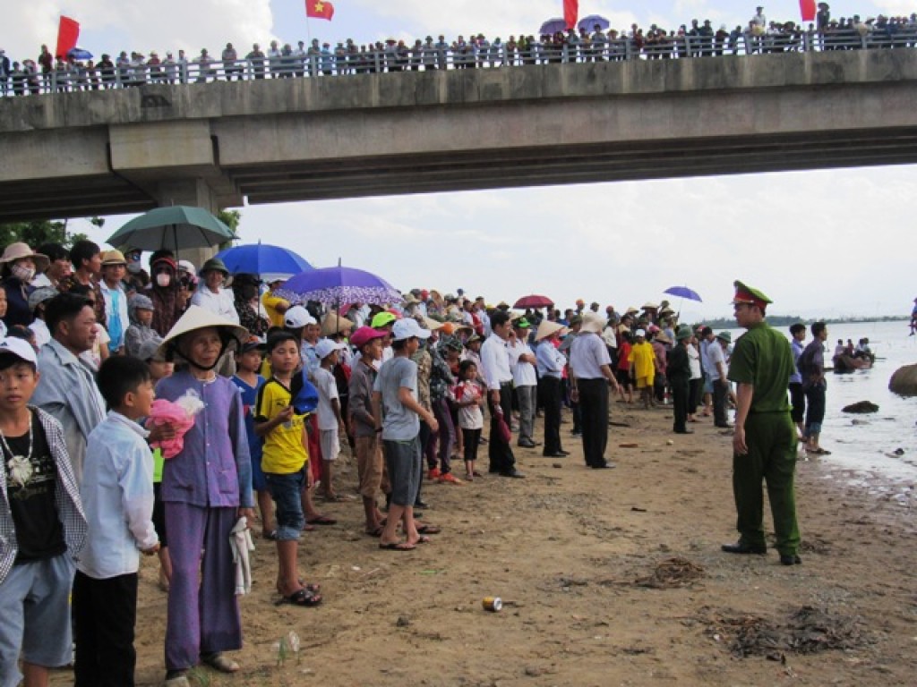 nao nhiet le hoi dua thuyen tren song cua sot