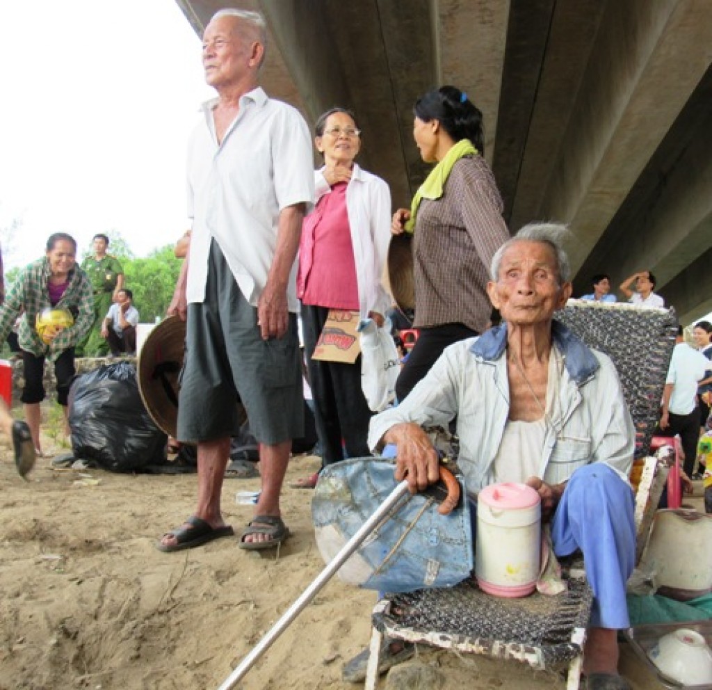 nao nhiet le hoi dua thuyen tren song cua sot