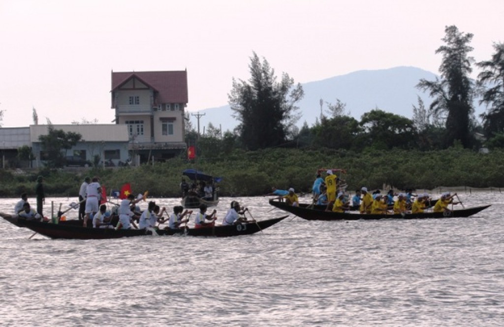 nao nhiet le hoi dua thuyen tren song cua sot