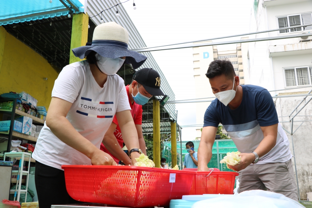 Dân 'đỏ lửa’ nấu cơm cho bác sỹ bệnh viện dã chiến tại thành phố Hồ Chí Minh