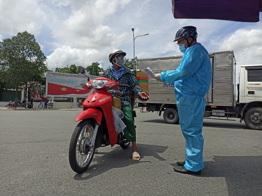 Lực lượng chức năng đội nắng kiểm soát dịch ở cửa ngõ thành phố Hồ Chí Minh