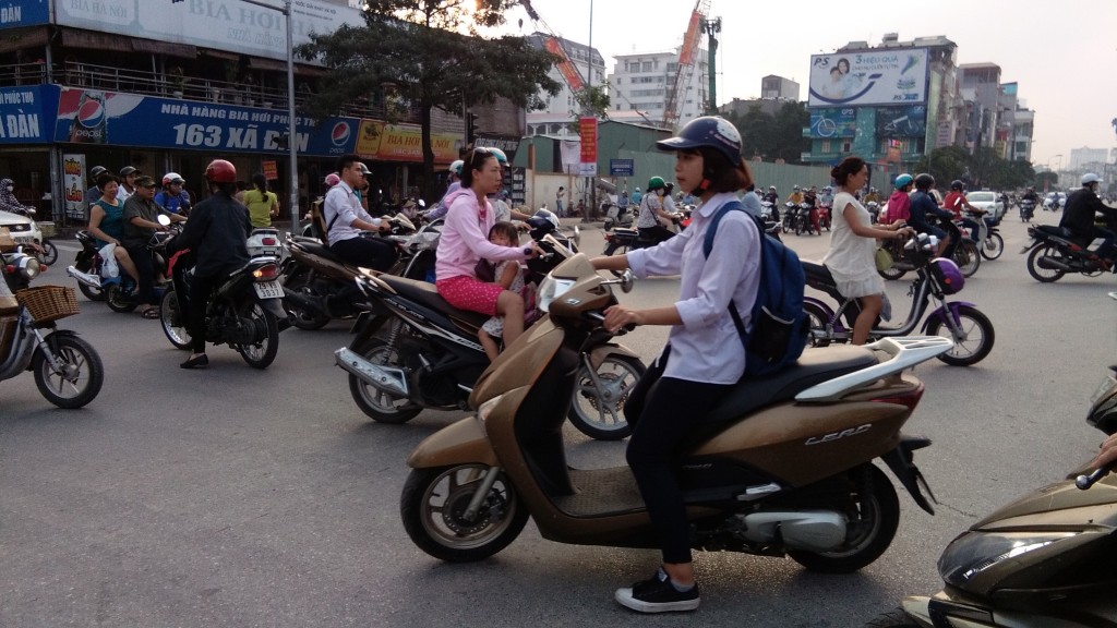 Mất an toàn giao thông ở ngã tư Xã Đàn - Đặng Văn Ngữ