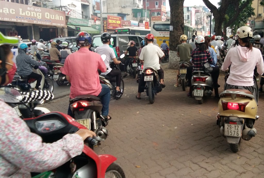 un tac keo dai tren duong le duan