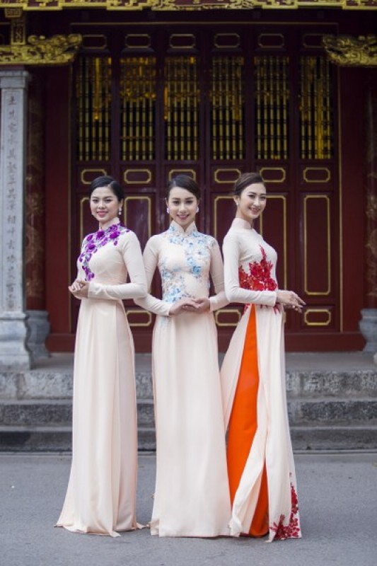 sac hoa dao tren ta ao dai ruc ro sac xuan