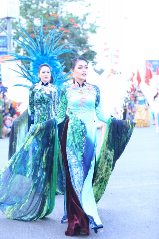 a hau dai duong va hoa khoi hai yen ruc ro trong sac mau cua le hoi carnaval