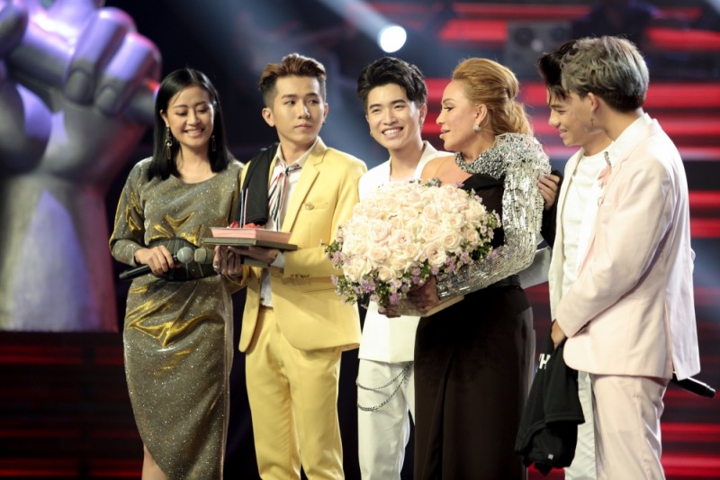 xuat hien 4 chang trai dep nhu hoang tu thieu dot san khau the voice