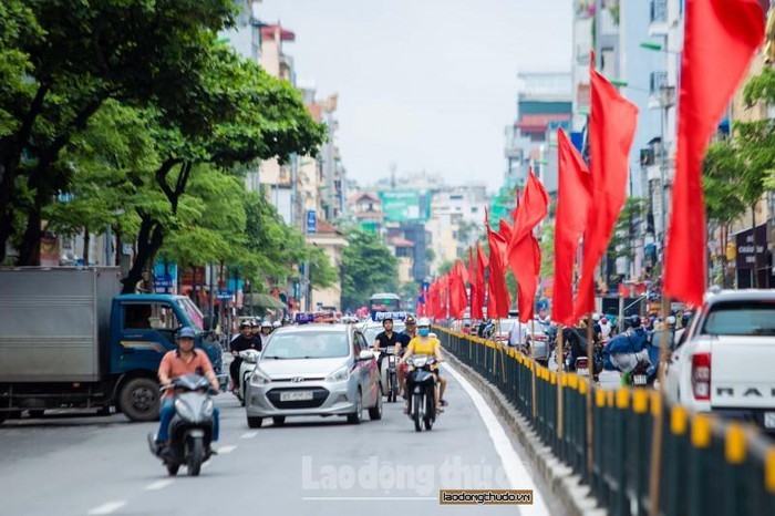 ha noi trang tri co dong truc quan chao mung 45 nam ngay thong nhat dat nuoc