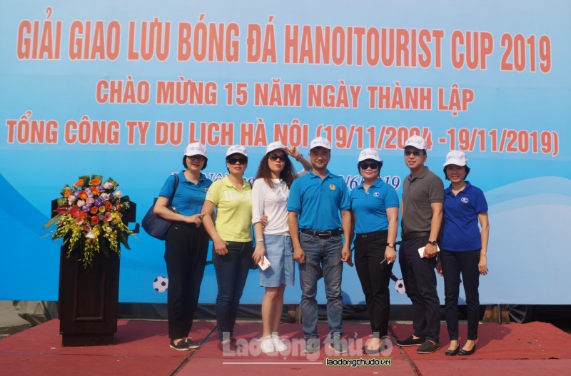 tung bung khai mac giai giao luu bong da hanoitourist cup 2019