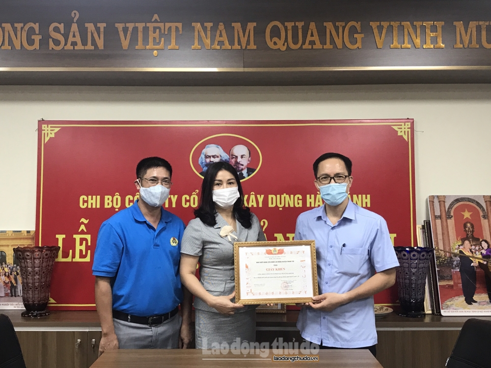 Khen thưởng đột xuất tập thể, cá nhân làm tốt công tác phòng, chống dịch Covid-19