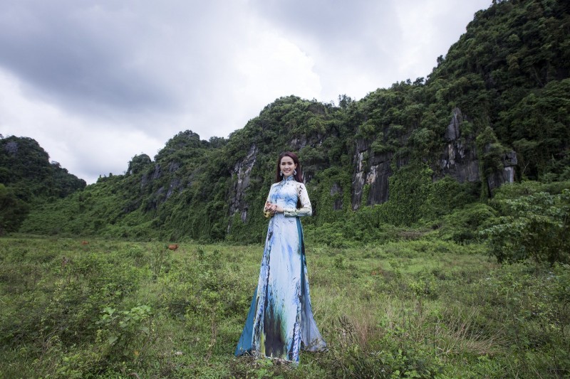 hoa hau phan thi mo phan thu quyen bay bong trong bst ao dai di san trong long dat