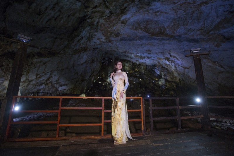 hoa hau phan thi mo phan thu quyen bay bong trong bst ao dai di san trong long dat